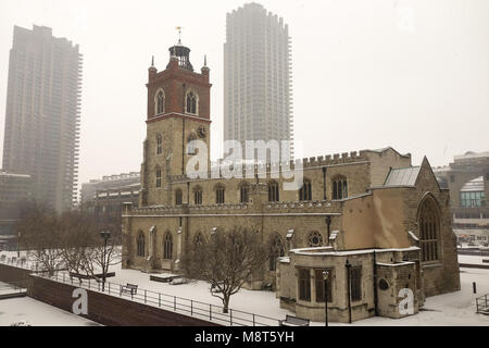 LONDON, GROSSBRITANNIEN, 28. Feb 2017: Schwere Schnee fällt um St Giles Cripplegate Kirche in der Barbican, verursacht durch Schnee Sturm Emma. Stockfoto