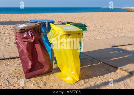 Leere Müllsäcke auf portugiesischen Strand an der sandigen Küste Stockfoto