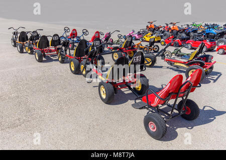 Vielen Go-Karts für Kinder stehen auf Asphalt Gelände Stockfoto