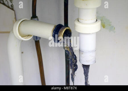 Verstopfte Waschbecken. Ein Ablassen von Haaren und andere Sachen reinigen. Stockfoto