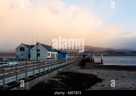 Ein Sturm sammelt über die Menai Straits vor der Küste von Anglesey ab dem Beaumaris Pier gesehen Stockfoto