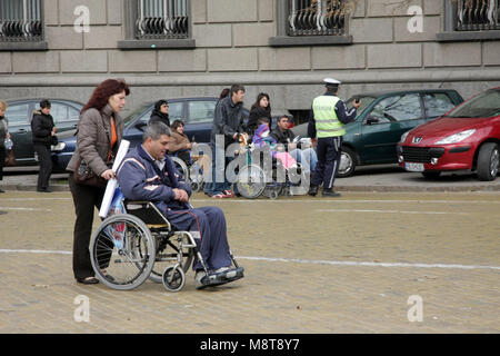 Behinderte Menschen im Rollstuhl auf einer Straße in der Mitte des Tages in Sofia, Bulgarien - 10.November 2008. Stockfoto