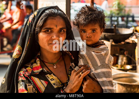 JAIPUR, INDIEN - NOVEMBER 9, 2017: Unbekannter indische Frau mit Kind Stockfoto