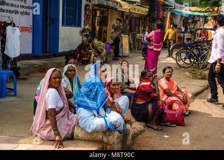 JAIPUR, INDIEN - NOVEMBER 9, 2017: Gruppe der nicht identifizierten indische Frauen in der Straße Stockfoto