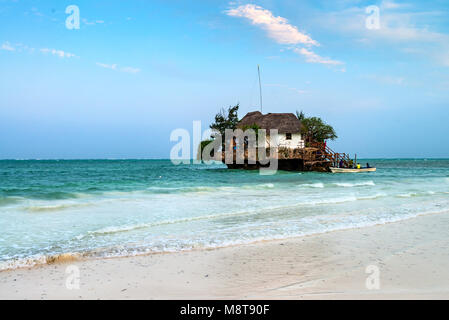 Die Insel Sansibar, Tansania - ca. Januar 2015: Rock Restaurant in Wasser Stockfoto