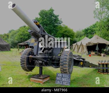 M114 155 mm Haubitze im Krieg 2017 und Frieden Erweckung im Hop Farm in der Nähe von Paddock Wood, Kent, Großbritannien. Stockfoto