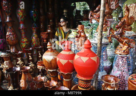 Kunden aus Bangladesch besucht die Schlammtöpfe (Handwerk) Markt in Dhaka, Bangladesch verschiedene Art von Schlamm Töpfe (Handwerk) Markt in Dhaka. Schlamm Topf bu Stockfoto