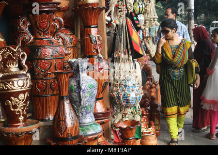 Kunden aus Bangladesch besucht die Schlammtöpfe (Handwerk) Markt in Dhaka, Bangladesch verschiedene Art von Schlamm Töpfe (Handwerk) Markt in Dhaka. Schlamm Topf bu Stockfoto