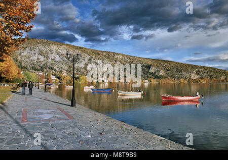 Αutumn um Orestiada See von Der waterfont Kastoria Stadt in Westmakedonien, Nordgriechenland entfernt Stockfoto