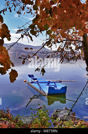 Traditionelle Holz- Boot in den See Orestiada in Kastoria City, West Mazedonien, Nordgriechenland Stockfoto