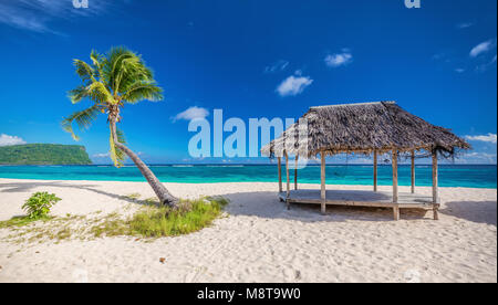 Natürlicher Tropischer Strand mit weißem Sand auf Samoa Insel mit Palme und Fale, Upolu Stockfoto