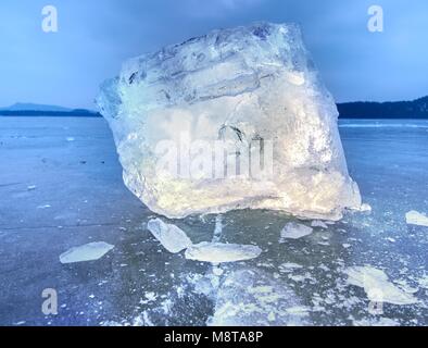 Detail Ansicht in ein Ice auf tiefe Kratzer und Risse. Cut Scholle gegen den Abendhimmel und Suchscheinwerfer. Stockfoto