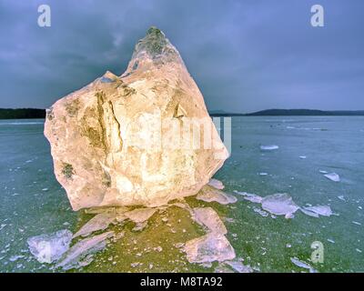 Detail Ansicht in ein Ice auf tiefe Kratzer und Risse. Cut Scholle gegen den Abendhimmel und Suchscheinwerfer. Stockfoto