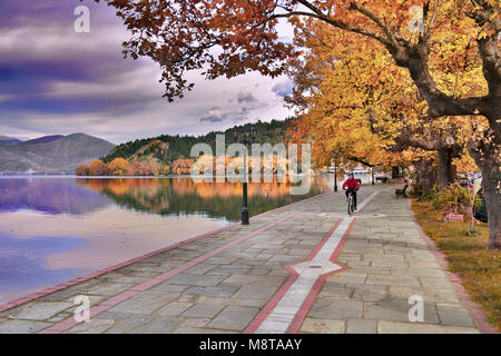 Radfahren an der Seepromenade von Kastoria Stadt, in Orestiada See, an einem Nachmittag im Oktober, Westmakedonien, Nordgriechenland Stockfoto