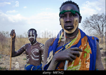 Junge Männer aus der Mursi Stamm (Äthiopien) Stockfoto