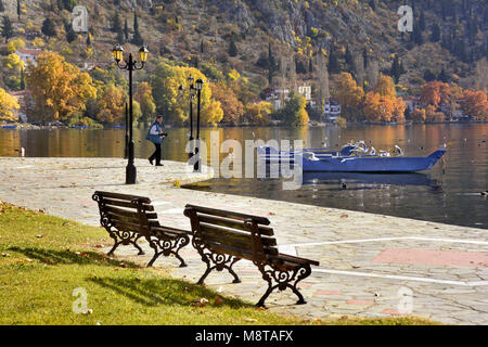 Αutumn um Orestiada See von Der waterfont Kastoria Stadt in Westmakedonien, Nordgriechenland entfernt Stockfoto