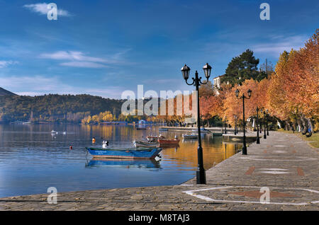 Αutumn um Orestiada See von Der waterfont Kastoria Stadt in Westmakedonien, Nordgriechenland entfernt Stockfoto