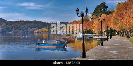 Αutumn um Orestiada See von Der waterfont Kastoria Stadt in Westmakedonien, Nordgriechenland entfernt Stockfoto