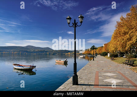 Αutumn um Orestiada See von Der waterfont Kastoria Stadt in Westmakedonien, Nordgriechenland entfernt Stockfoto