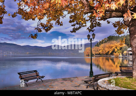 Αutumn um Orestiada See von Der waterfont Kastoria Stadt in Westmakedonien, Nordgriechenland entfernt Stockfoto