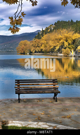 Αutumn um Orestiada See von Der waterfont Kastoria Stadt in Westmakedonien, Nordgriechenland entfernt Stockfoto