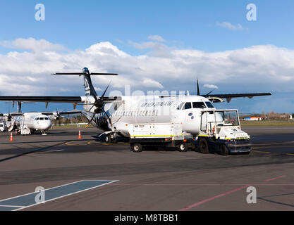 Eine Air New Zealand ATR 72-600 Aircraft, von Mount Cook Airlines nach der Landung am Flughafen Christchurch, Neuseeland Stockfoto