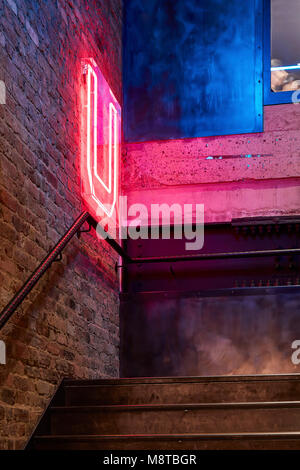 Treppe Detail mit beleuchteten Leuchtreklame. KXU London, London, Großbritannien. Architekt: Steif+Trevillion Architekten, 2017. Stockfoto