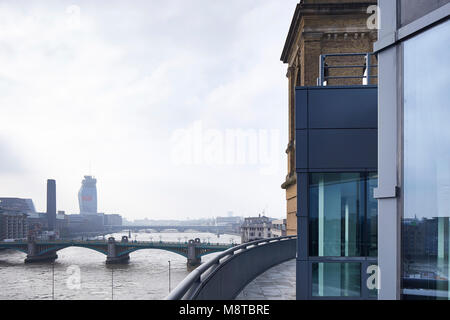 Außenansicht Richtung Southwark Bridge mit einem Blackfriars im Hintergrund. Der Fluss Gebäude, London, Vereinigtes Königreich. Architekt: Steif+Trevilli Stockfoto