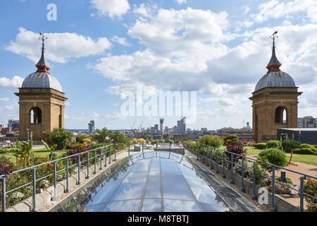 Außenansicht vom Dach, mit Blick auf die Skyline von London. Der Fluss Gebäude, London, Vereinigtes Königreich. Architekt: Steif+Trevillion Architekten, 2017. Stockfoto