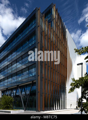 Außenansicht in Richtung Eingang. 1 Forbury Hotel, Reading, Vereinigtes Königreich. Architekt: Aukett Swanke, 2016. Stockfoto