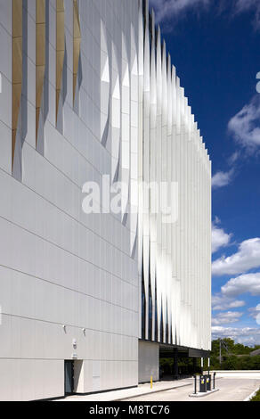 Die Außenfassade mit Aluminium rainscreen. 1 Forbury Hotel, Reading, Vereinigtes Königreich. Architekt: Aukett Swanke, 2016. Stockfoto