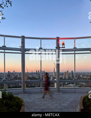 Dachterrasse auf der 35. Etage in der Abenddämmerung. Sky Vauxhall Gardens, London, Vereinigtes Königreich. Architekt: Carey Jones Chapman Tolcher Architekten, 2017. Stockfoto