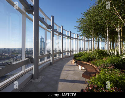 Dachterrasse auf der 35. Etage. Sky Vauxhall Gardens, London, Vereinigtes Königreich. Architekt: Carey Jones Chapman Tolcher Architekten, 2017. Stockfoto