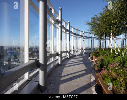 Dachterrasse auf der 35. Etage. Sky Vauxhall Gardens, London, Vereinigtes Königreich. Architekt: Carey Jones Chapman Tolcher Architekten, 2017. Stockfoto
