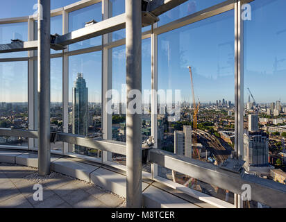 Dachterrasse auf der 35. Etage. Sky Vauxhall Gardens, London, Vereinigtes Königreich. Architekt: Carey Jones Chapman Tolcher Architekten, 2017. Stockfoto