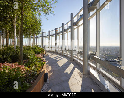 Dachterrasse auf der 35. Etage. Sky Vauxhall Gardens, London, Vereinigtes Königreich. Architekt: Carey Jones Chapman Tolcher Architekten, 2017. Stockfoto