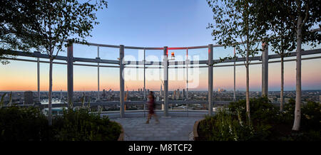 Dachterrasse auf der 35. Etage. In der Abenddämmerung. Sky Vauxhall Gardens, London, Vereinigtes Königreich. Architekt: Carey Jones Chapman Tolcher Architekten, 2017. Stockfoto