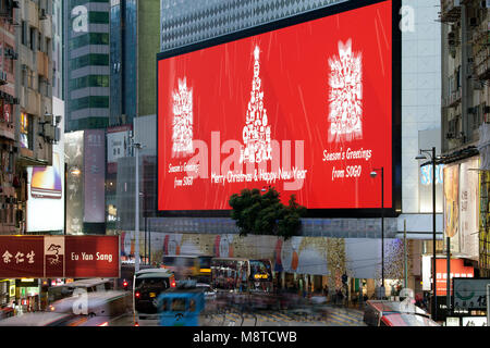 Bildschirm mit Weihnachtsgrüße. Sogo Mall, Hong Kong, Hong Kong. Architekt: Mitsubishi Electric, 2017. Stockfoto