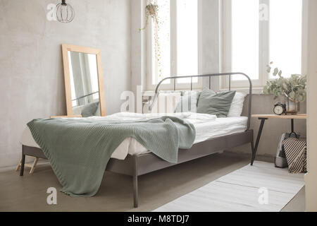 Gut Schlafzimmer morgen eingerichtet Stockfoto