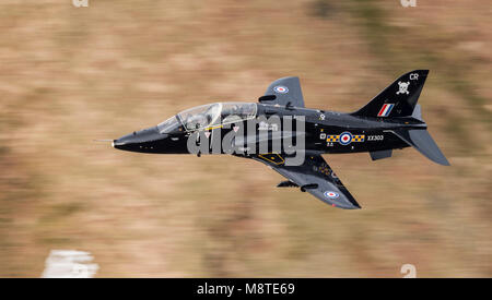 RAF T1 Hawk fliegt LFA7 in Snowdonia, Wales Stockfoto