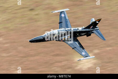 RAF T2 Hawk flying low level im LFA7, Snowdonia, Wales Stockfoto