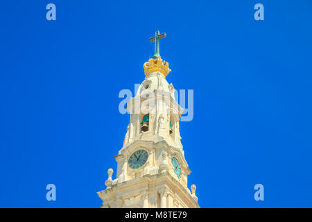 Glockenturm der Wallfahrtskirche Unserer Lieben Frau von Fatima in den blauen Himmel. Basilika von Nossa Senhora ist einer der wichtigsten Heiligtümern der Welt zur Jungfrau Maria gewidmet und größten Wallfahrtsort in Portugal. Stockfoto