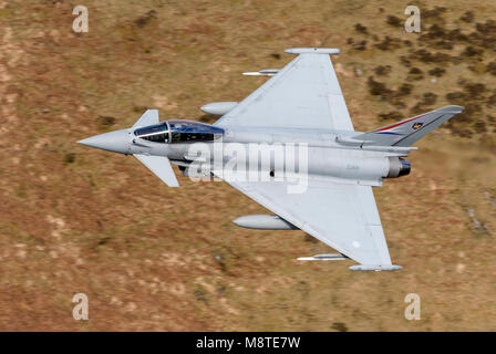 BAE Systems Typhoon von RAF Warton flying low level in der Mach Loop (LFA7) Stockfoto