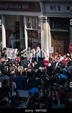 Jeremy Corbyn Adressen die Masse bei einer Kundgebung in St. Helen's Square, New York während der Wahlen 2017. Stockfoto