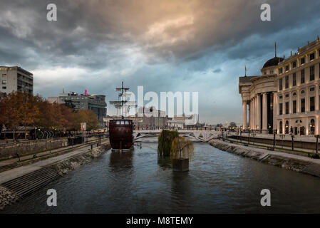 SKOPJE, Mazedonien - 9. Dezember 2017 - Schiff Restaurant und die umliegenden Gebäude, am späten Nachmittag mit Sonnenuntergang Stockfoto