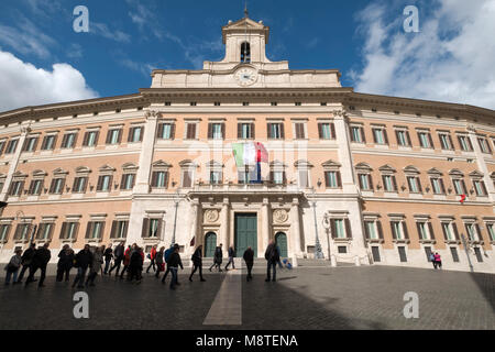 Palazzo Montecitorio in Rom - Sitz der repräsentativen Kammer des italienischen Parlaments. Stockfoto