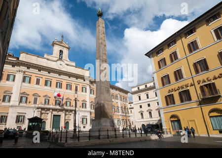 Palazzo Montecitorio in Rom - Sitz der repräsentativen Kammer des italienischen Parlaments. Stockfoto