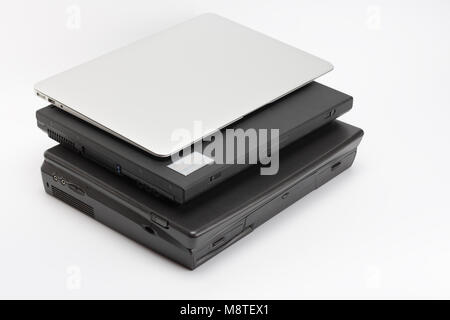 Vergleich von Laptops, neue, moderne und alte Laptops, Gegenwart und Vergangenheit, Technologie Fortschritt auf weißem Hintergrund. Stockfoto