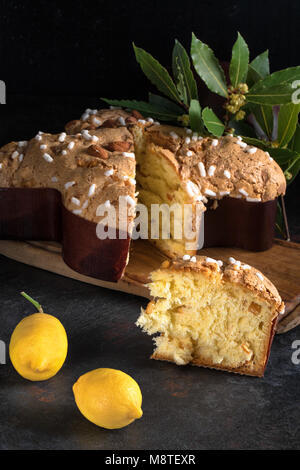 Colomba Pasquale, ein Italienischer traditionelle Ostern Kuchen, das Gegenstück zu den beiden bekannten italienischen Weihnachten Desserts, Panettone und Pandoro. Stockfoto