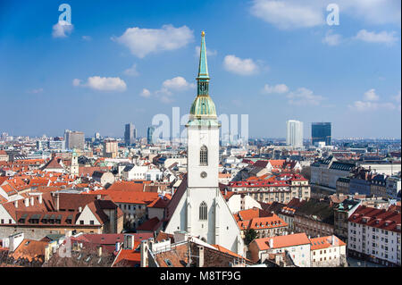 Luftbild der Altstadt von Bratislava, St. Martin's Cathedral im Vordergrund. Stockfoto